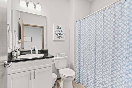 Koupelna v ubytování New 2 Bed 2 Bath Near Perry Dist and Downtown