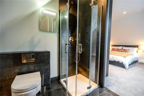 Ένα μπάνιο στο King Bed - En-Suite, Fast WiFi & Ample Parking - 1 Bedroom in 4 Bedroom House HA4