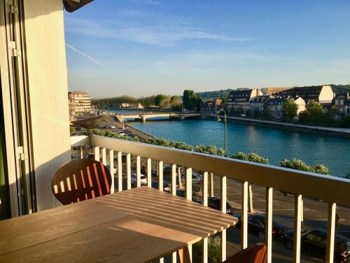 d'un balcon avec une table et des chaises et une vue sur la rivière. dans l'établissement 40m2, 2 Pieces Hyper Centre Trouville Vue Mer Pour 4 personnes, Arlette Trouville !, à Trouville-sur-Mer