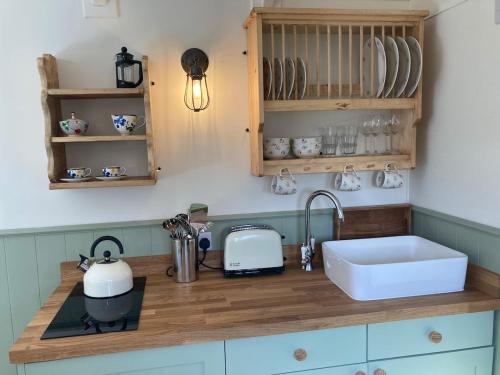 Kuchyň nebo kuchyňský kout v ubytování Lovely Shepherds hut near St Ives Cornwall