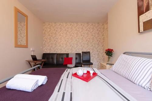 a bedroom with a bed and a living room at 3bedroom Sleeps8 Parking FamilyFriendly NearExcel in London