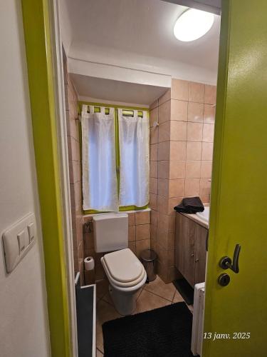 une petite salle de bain avec toilettes et lavabo dans l'établissement Mignon & Chaleureux village médiéval Castellar Menton, à Castellar