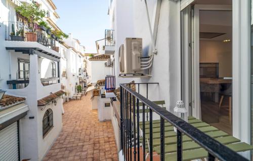 einen Balkon in einem weißen Gebäude mit einer Treppe in der Unterkunft Lovely Apartment In Torremolinos in Torremolinos