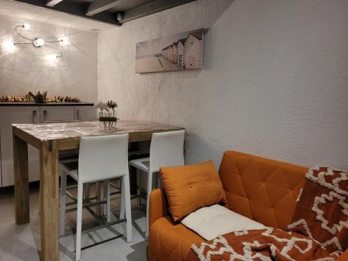 un salon avec un canapé et une table dans l'établissement Maisonnette vue mer zone naturiste, à Leucate-Plage