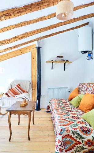 a living room with a bed and a table at Casa Rural La Encalá in Ayna