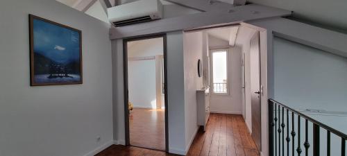 - un couloir avec une porte menant à une chambre dans l'établissement Villa Magenta, à Cannes