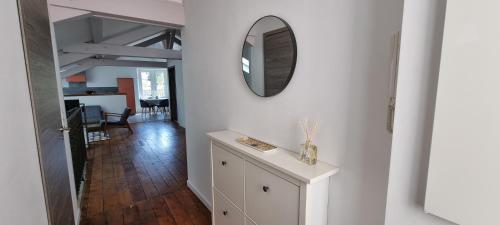 Cette chambre comprend un miroir et une armoire blanche. dans l'établissement Villa Magenta, à Cannes