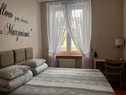 Ένα ή περισσότερα κρεβάτια σε δωμάτιο στο Zamkowy Apartament