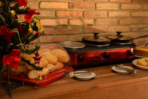 een tafel met een kerstboom en een fornuis met brood bij Hotel Pousada Do Lago in Campo Maior