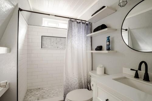 Ένα μπάνιο στο Comfy Modern Big Bear Cabin