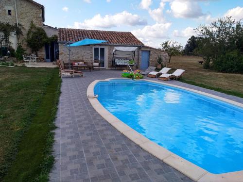 une piscine devant une maison dans l'établissement Maison de famille, à Saint-Jean-de-Sauves