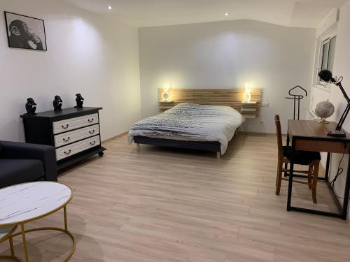 Postel nebo postele na pokoji v ubytování Chambre privée et cuisine commune
