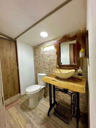 a bathroom with a sink and a toilet at Finca Formentera, este tu pequeño paraíso in Dosquebradas