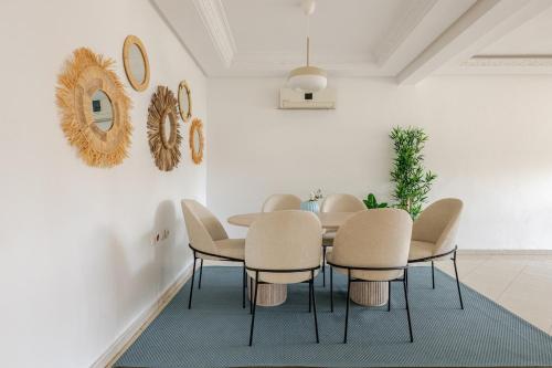 a dining room with a table and chairs at Rabat Centro Apartments in Rabat