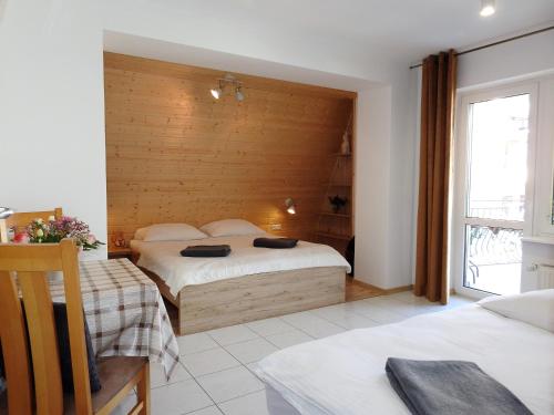 a bedroom with two beds and a window at Elizabeth Łeba - Pokoje Gościnne in Łeba