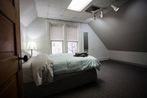 Ένα ή περισσότερα κρεβάτια σε δωμάτιο στο Sunny and Charming Room in the Heart of Grand Junction