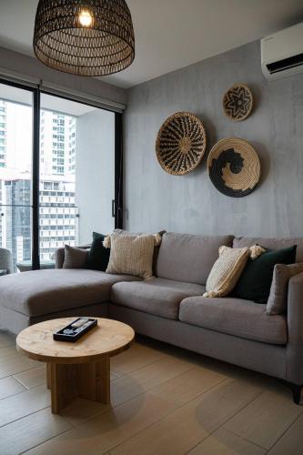 Ruang duduk di Cozy Apartment With Free Parking Coworking
