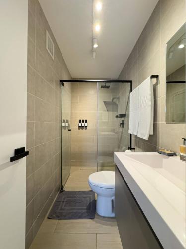 Bilik mandi di Cozy Apartment With Free Parking Coworking