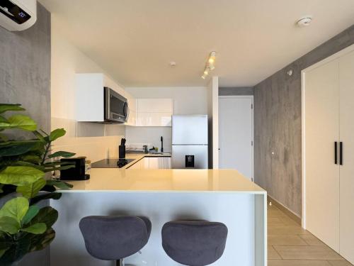 Dapur atau dapur kecil di Cozy Apartment With Free Parking Coworking