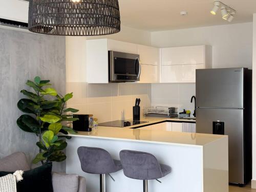 Dapur atau dapur kecil di Cozy Apartment With Free Parking Coworking