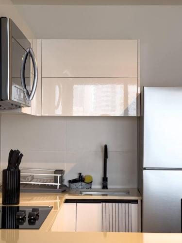 Dapur atau dapur kecil di Cozy Apartment With Free Parking Coworking