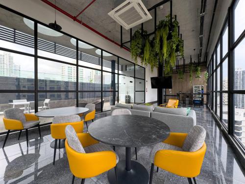 Ruang duduk di Cozy Apartment With Free Parking Coworking