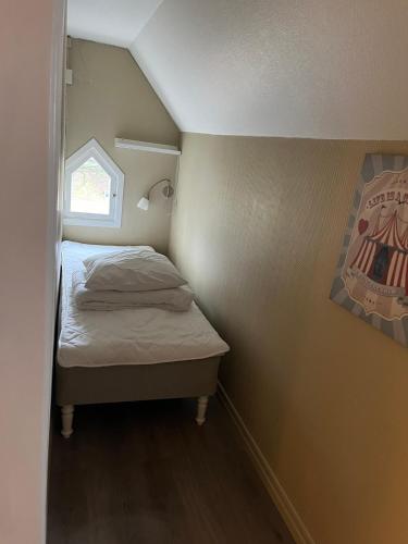 a small bedroom with a bed and a window at Alingsås Vandrarhem in Alingsås