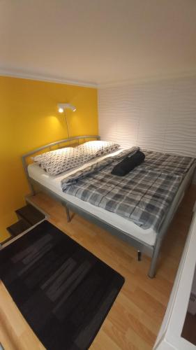 uma cama grande em um quarto com uma parede amarela em GoldApartment em Budapeste