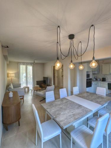 une cuisine et un salon avec une table et des chaises dans l'établissement Maison lumineuse avec Jardin, à Montpellier