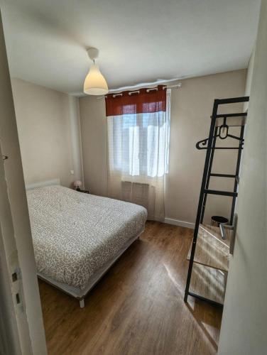 une chambre avec un lit et une échelle dedans dans l'établissement Maison lumineuse avec Jardin, à Montpellier