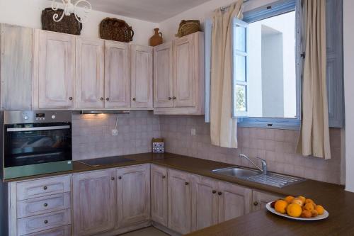 Η κουζίνα ή μικρή κουζίνα στο Slow Luxury Patmos Hideaway Villas Sophia, Tatyana and Leda with panorama and pool