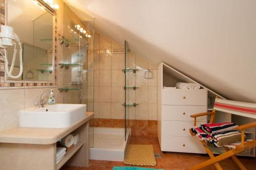 Koupelna v ubytování Exclusive Beachfront Villa with Pool for 8 at Island Brač