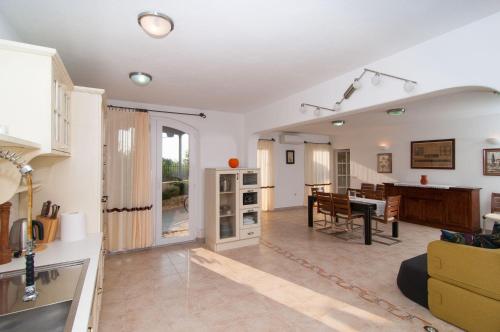 10 Persons Villa With Pool at Island Brac