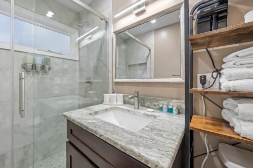 a bathroom with a sink and a shower at Perfect Group Stay 7 Beds Sleeps 15 Massage Chair 20 Min NYC in Bayonne