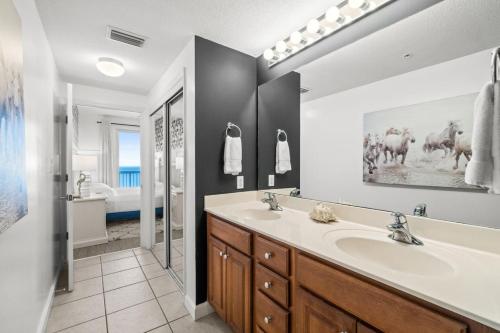 bagno con doppio lavabo e vasca di Seychelles Unit 1205 a Panama City Beach