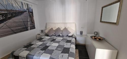 una camera da letto con un letto con una coperta a quadri di Apartment Fortuna in Calpe a Calpe