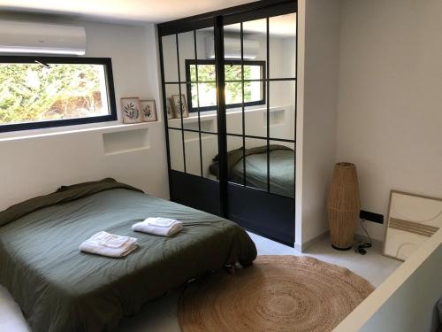 une chambre avec un lit avec deux serviettes dessus dans l'établissement Magnifique propriété - piscine et jardin paysagé, à Manosque