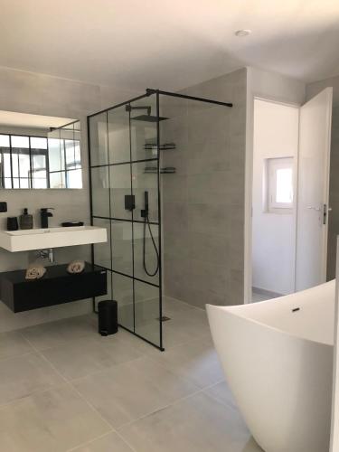 une salle de bain avec une douche, une baignoire et un lavabo dans l'établissement Magnifique propriété - piscine et jardin paysagé, à Manosque