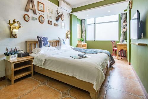 Postel nebo postele na pokoji v ubytování Summer inn Sanya三亚夏末花开酒店