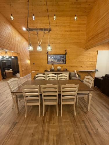 a dining room with a table and chairs at Denver Villa in Sagmosavan