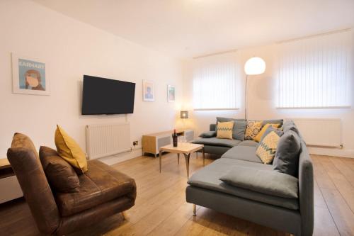 a living room with two couches and a flat screen tv at 3BR, smart TV, self check-in, coffee machine in Manchester