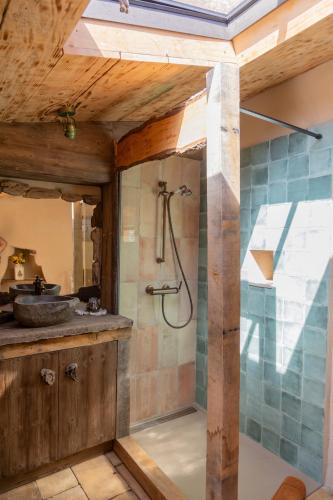 une salle de bain avec douche et lavabo dans l'établissement Magnifique Bergerie Passione vue panoramique mer et maquis, à Cargèse