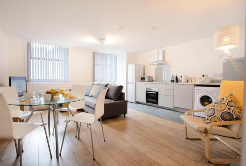a living room with a dining table and a kitchen at 2BR, smart TV, self check-in, coffee machine in Manchester
