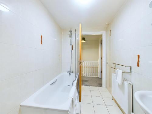 Ένα μπάνιο στο Newquay Entire House Fistral Beach