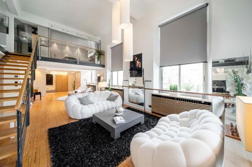 Il comprend un salon doté d'un mobilier blanc et d'un escalier. dans l'établissement REF 1985 - Cannes - Duplex for rent, à Cannes