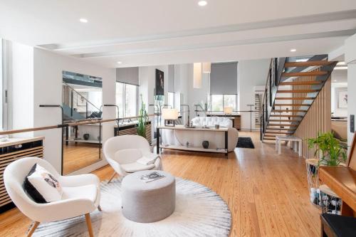 - un salon avec des chaises blanches et un escalier dans l'établissement REF 1985 - Cannes - Duplex for rent, à Cannes