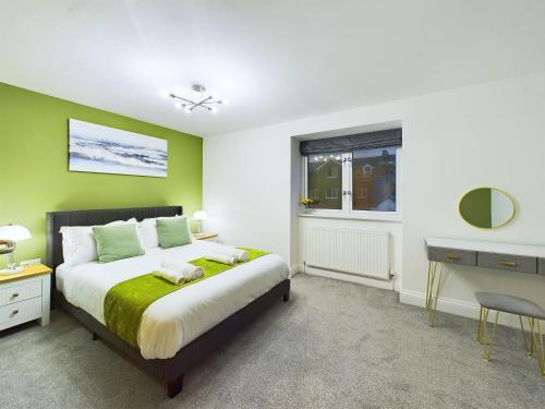 Ένα ή περισσότερα κρεβάτια σε δωμάτιο στο Newquay Entire House Fistral Beach
