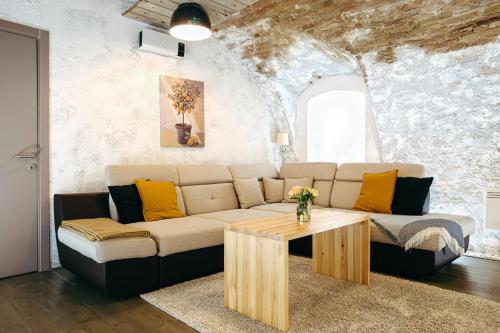 a living room with a couch and a table at TÉGED VÁRTALaK in Dörgicse
