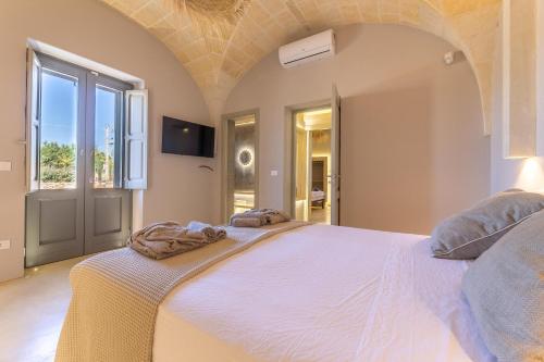 a bedroom with a large bed with two towels on it at Villa del Cedro in Torre Vado