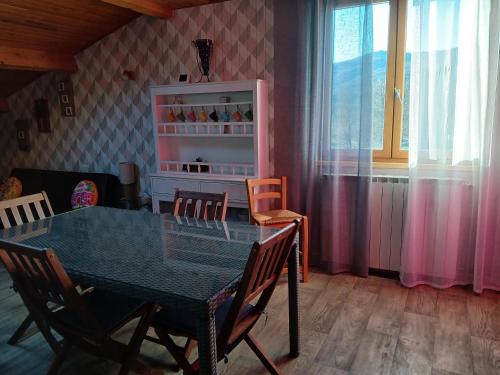 une salle à manger avec une table et des chaises en verre dans l'établissement La Vigne, à Avèze